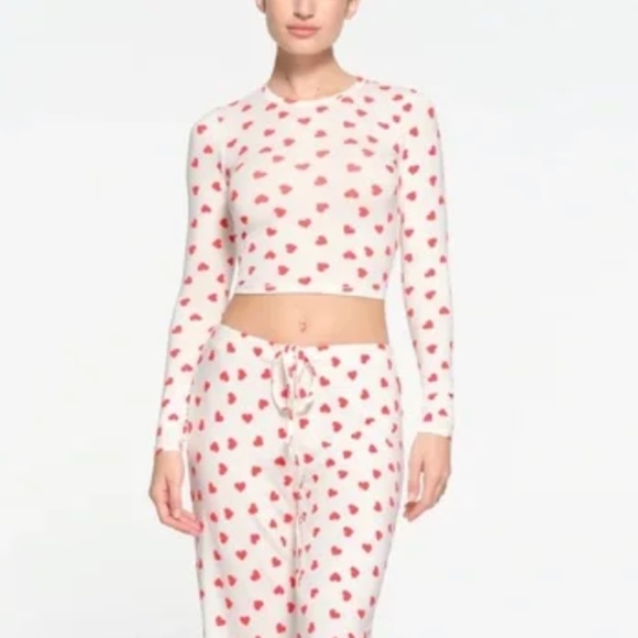 SKIMS Sleep Super Cropped Long Sleeve Top in Ruby & Marble Heart - Picture 3 of 9
